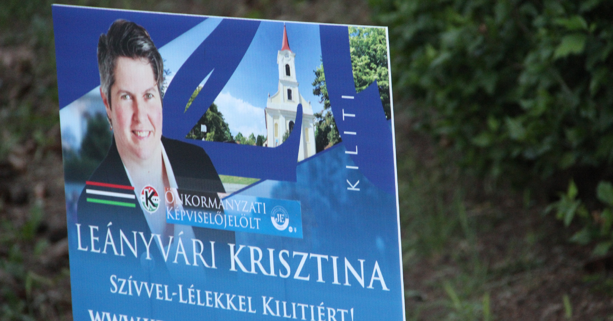 „Láthatatlan” Fidesz-logó miatt bírságolták meg a siófoki jelöltet