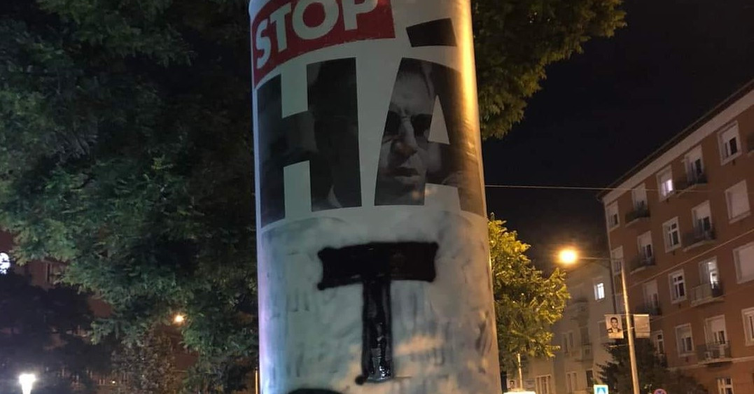 HÁT B+: átfestették a háborús plakátot Budapesten