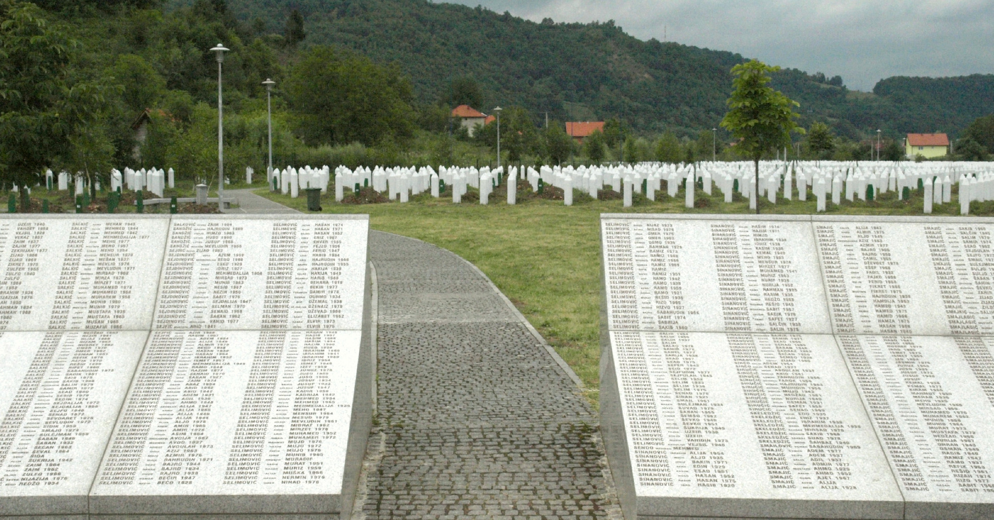 Szégyenfára kerül Magyarország neve a srebrenicai mészárlás emlékhelyén