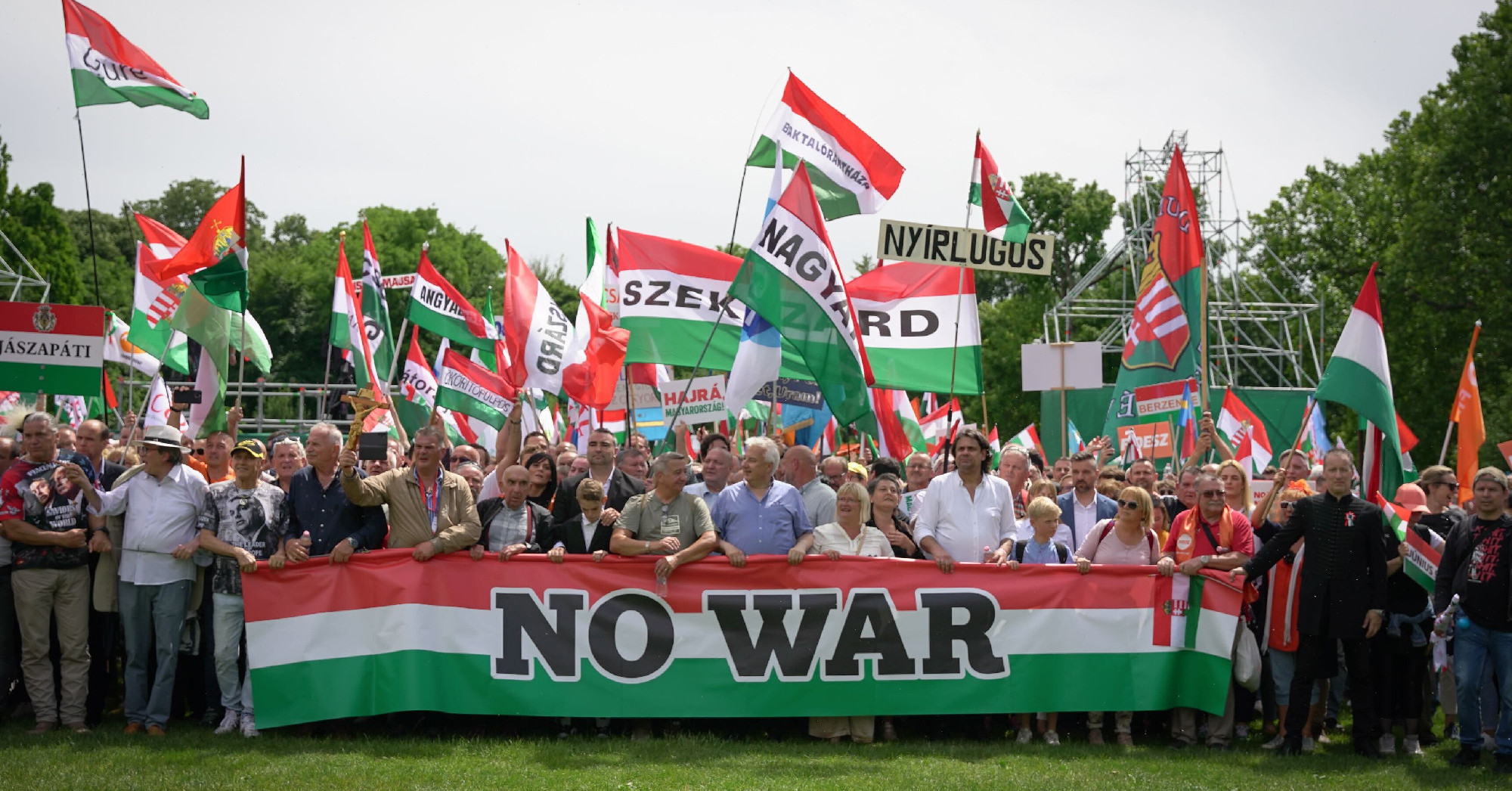 Szuperhősöket képzelünk oda, ahova politikusokat kéne