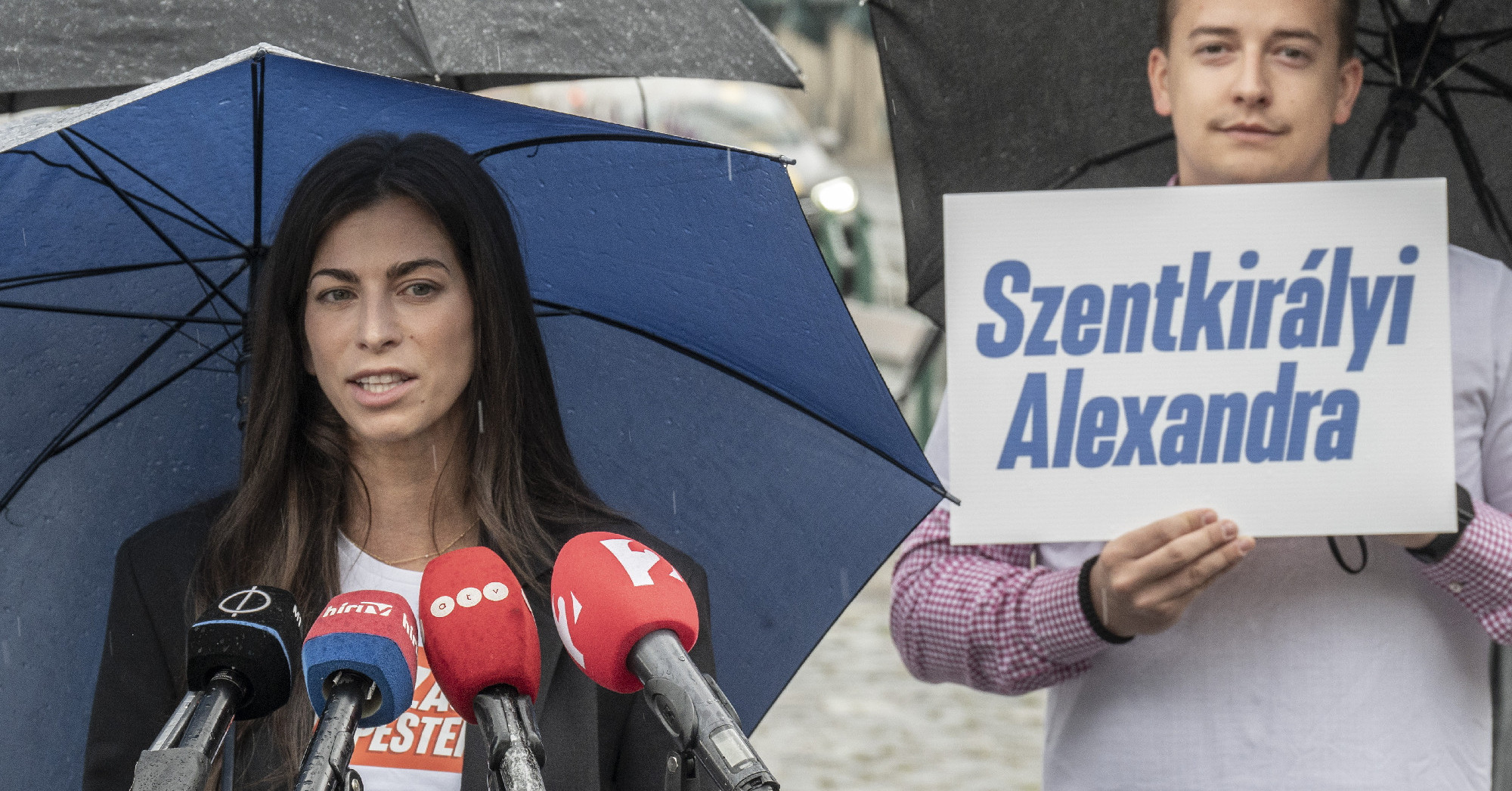 Szentkirályi Alexandra kínaiul magyarázza a helyi kisebbségnek, hogy a Fideszre szavazzanak