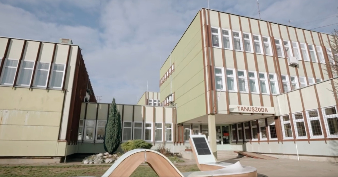 Tíz nap alatt lezárták a nyomozást a „tanári szerephatárt” diákjával átlépő bonyhádi tanár ügyében