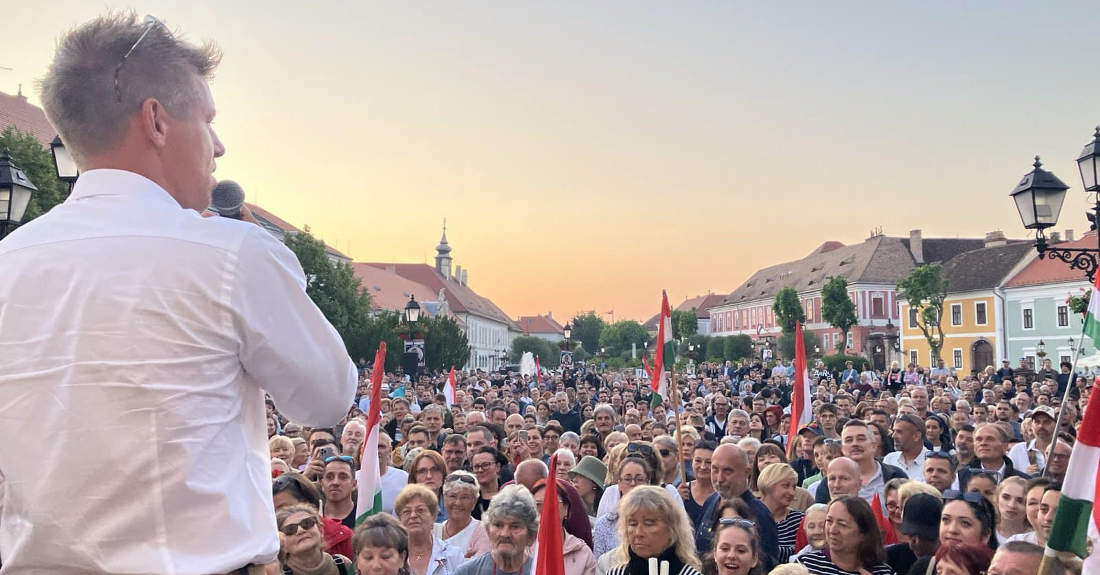 21 Kutatóközpont: Fidesz 44, Tisza 32 százalék
