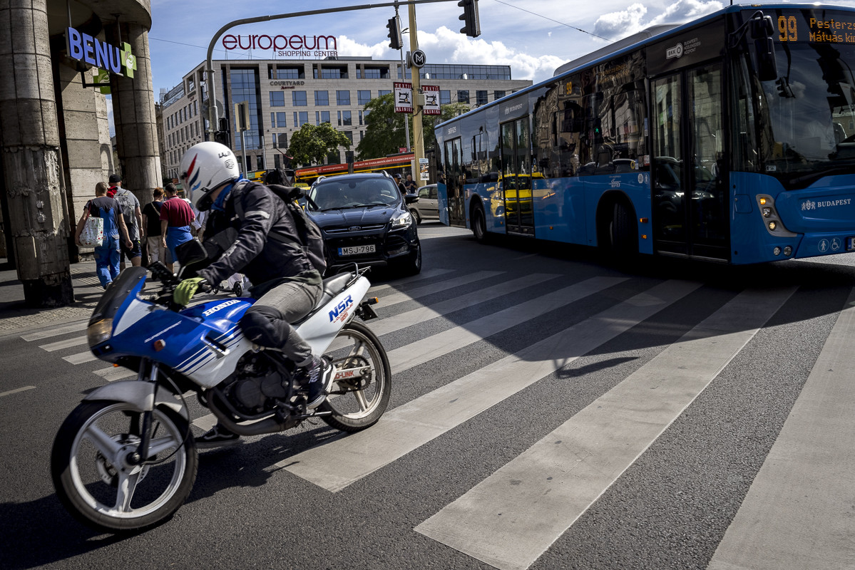 A Blaha Lujza téri zebrán.   Kattintson galériánkra még több képért.