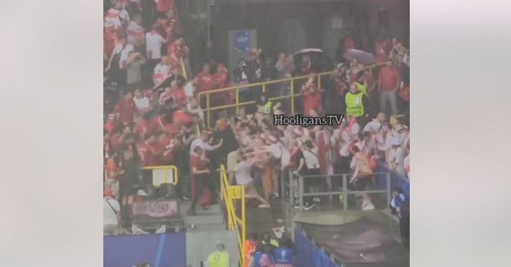 Mindenki nyugodjon meg, megvolt az Eb első stadionos verekedése is!