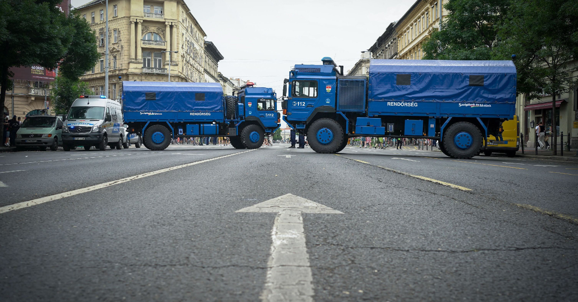 Egy módosító alapján legfeljebb egy hónappal előre lehetne bejelenteni a tüntetéseket