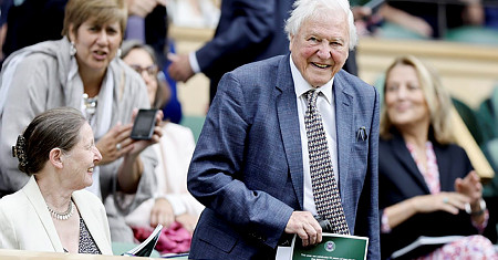 Felállva tapsolt a wimbledoni közönség a tenisztornára kilátogató Attenborough-nak