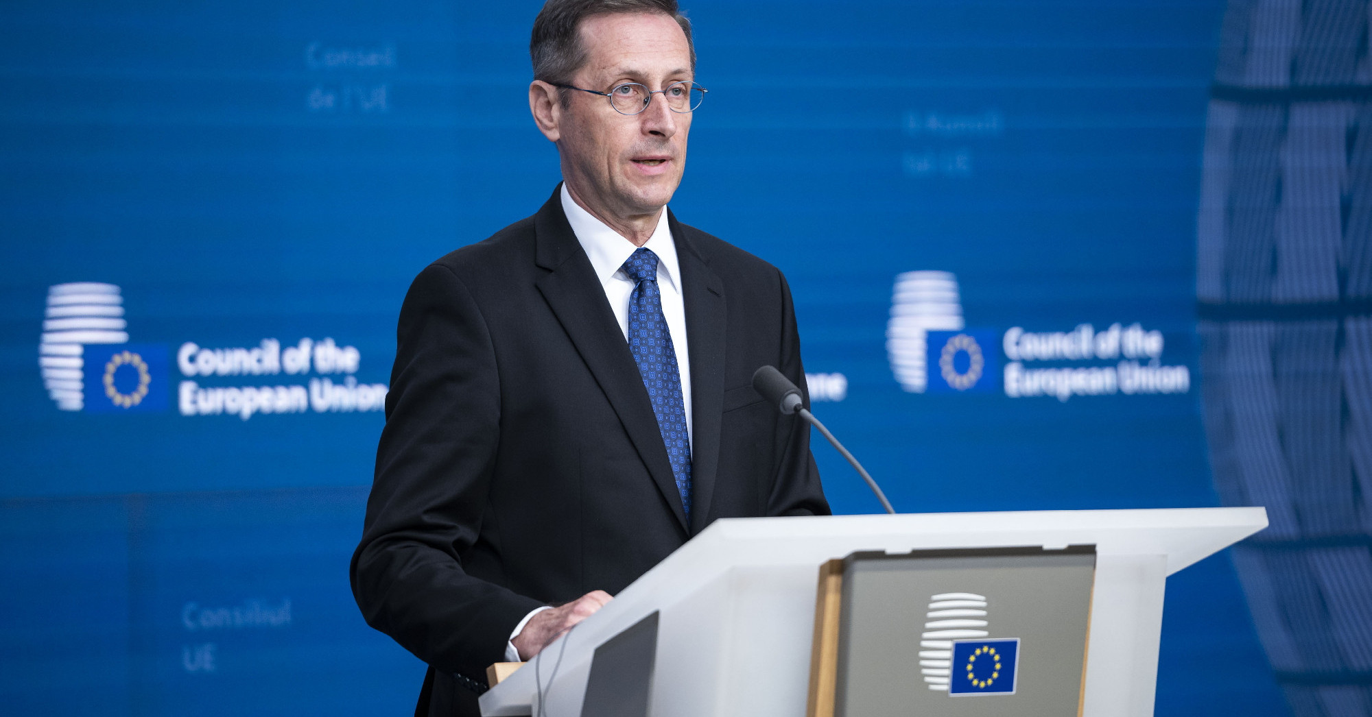 Holland miniszter Varga Mihálynak: „Az uniós soros elnökség nem arra való, hogy Putyinhoz menjünk látogatóba”