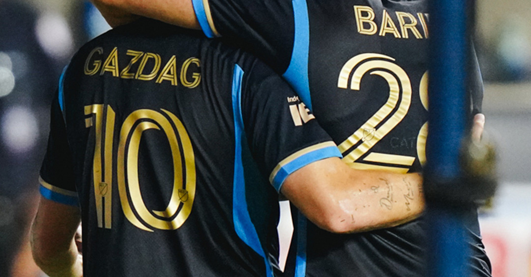 Három gólt lőtt a magyar csatár, versenyben maradt a csapata