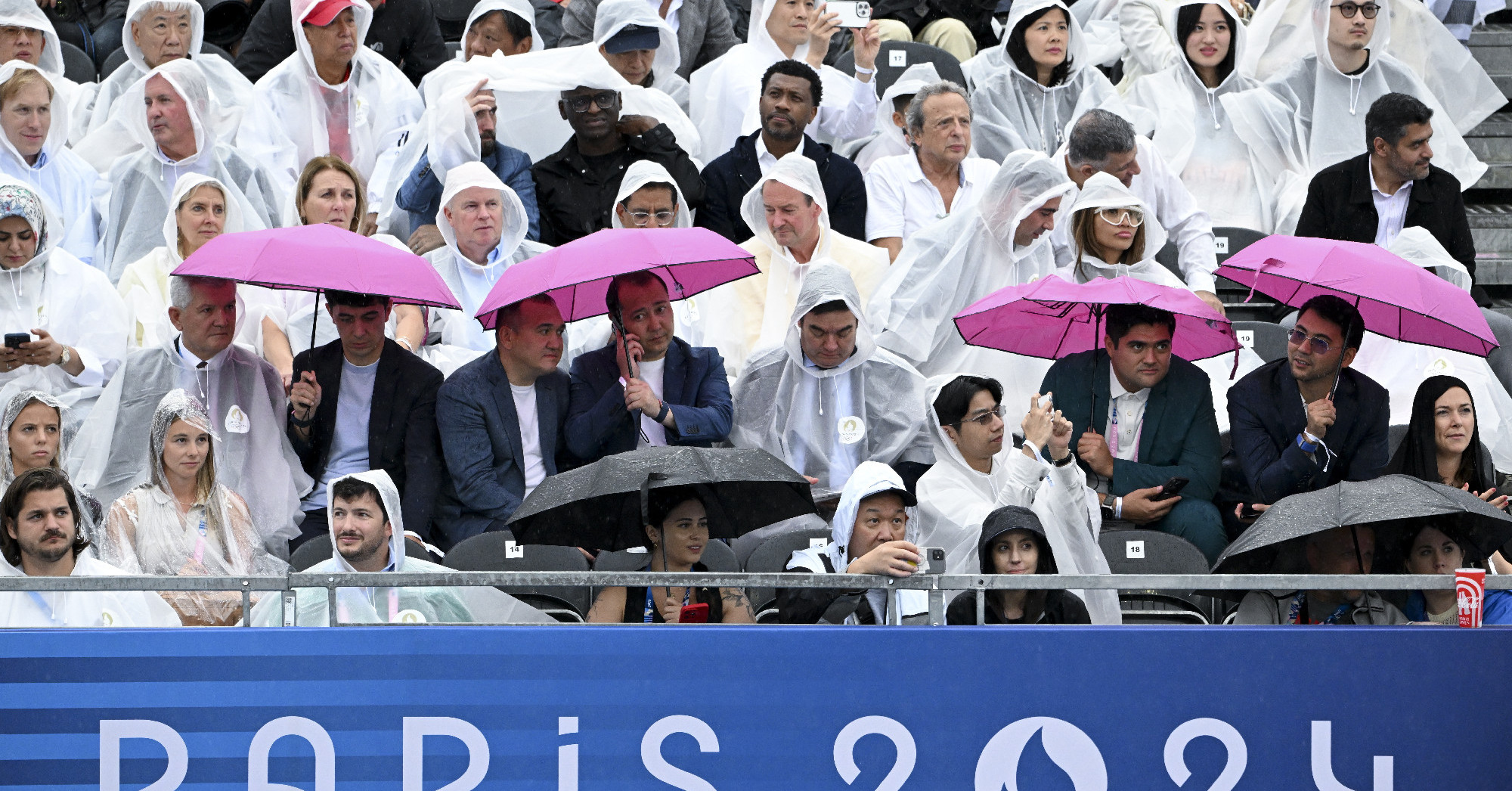 Folyóval, esővel, metállal és Lady Gagával nyílik meg a párizsi olimpia