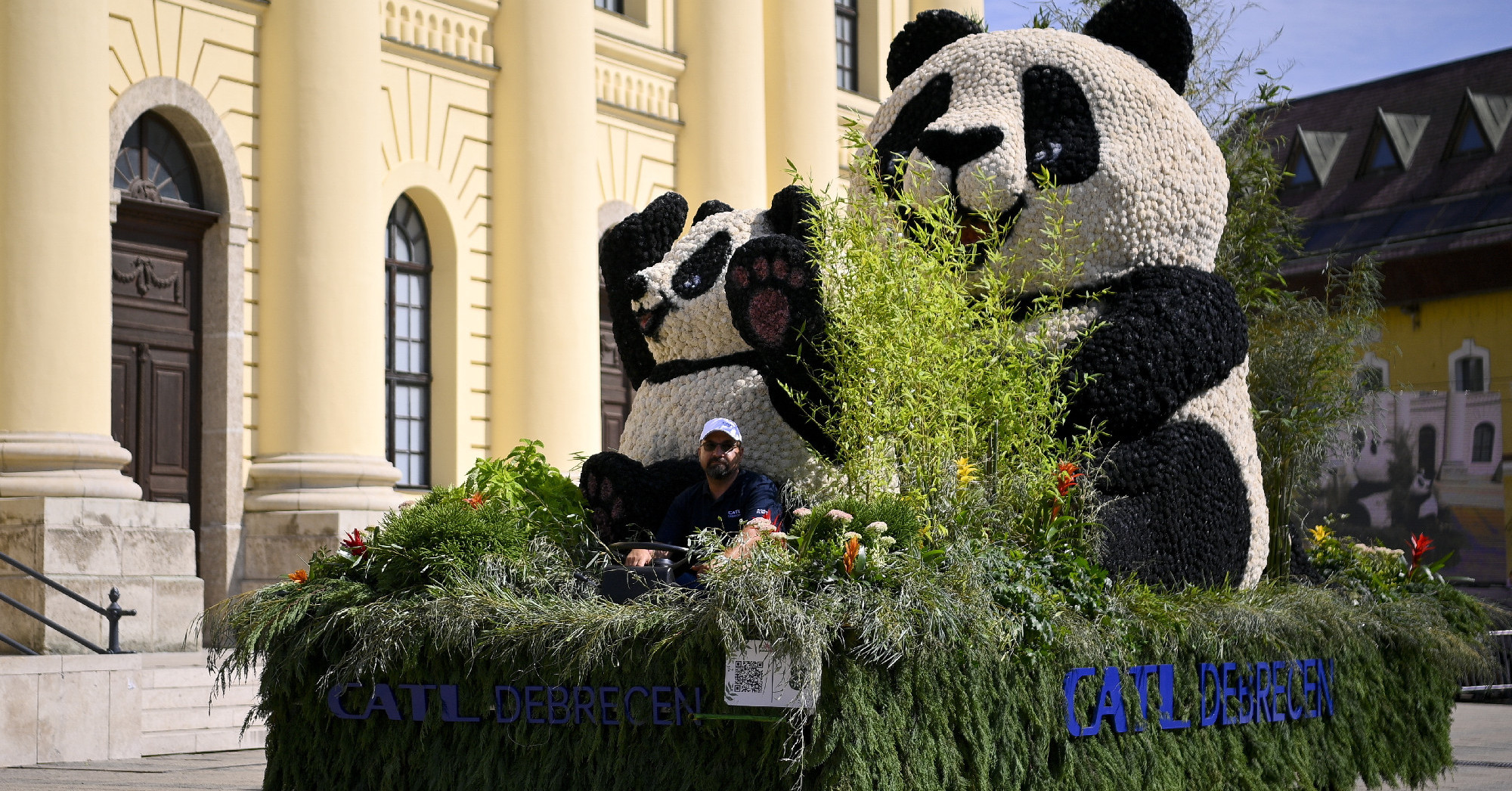 Akkugyári pandamaci, aranyvonat és airbus: képeken a nemzeti ünnep