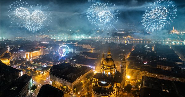 Az eső miatt egy órával később, de végül megtartották az augusztus 20-i tűzijátékot