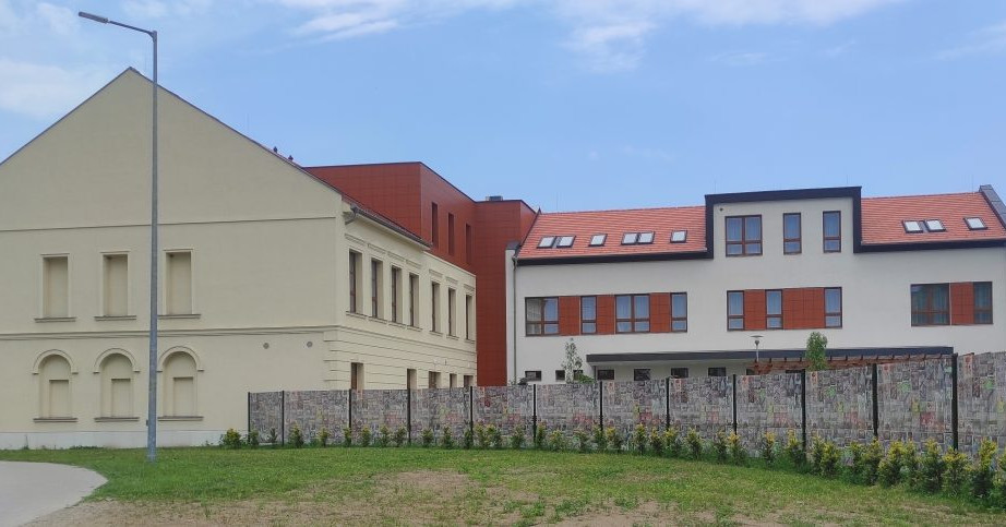 A volt fideszes polgármesterjelöltet nevezték ki Jászapátiban kirúgott iskolaigazgató helyére