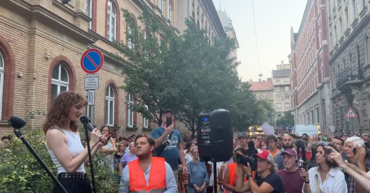 Százak tüntettek spontán a Madách kirúgott igazgatójáért