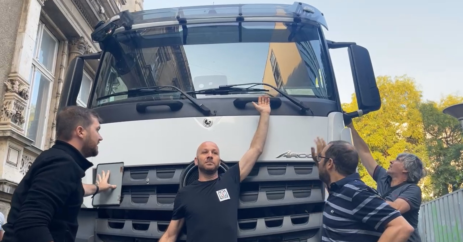 Civilek és politikusok próbálták megakadályozni, hogy elkezdjék a Magyar Rádió volt épületeinek bontását