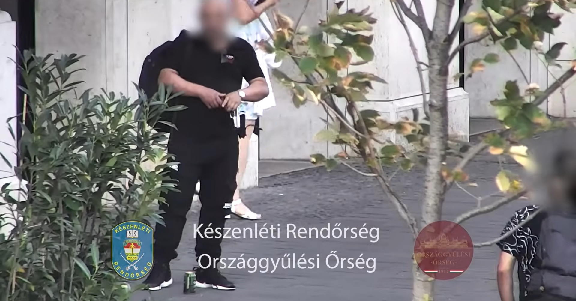 Kamera vette fel, ahogy egy férfi gázpisztollyal hadonászik a Kossuth térnél