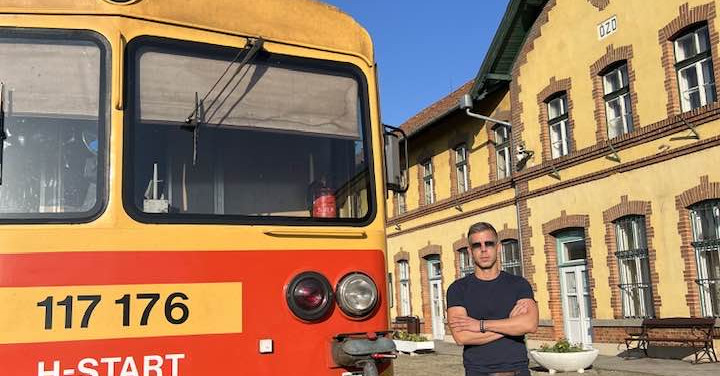 Magyar Péter elhívta Lázár Jánost vonatozni, de végül egyedül zötyögött a Bzmot-on