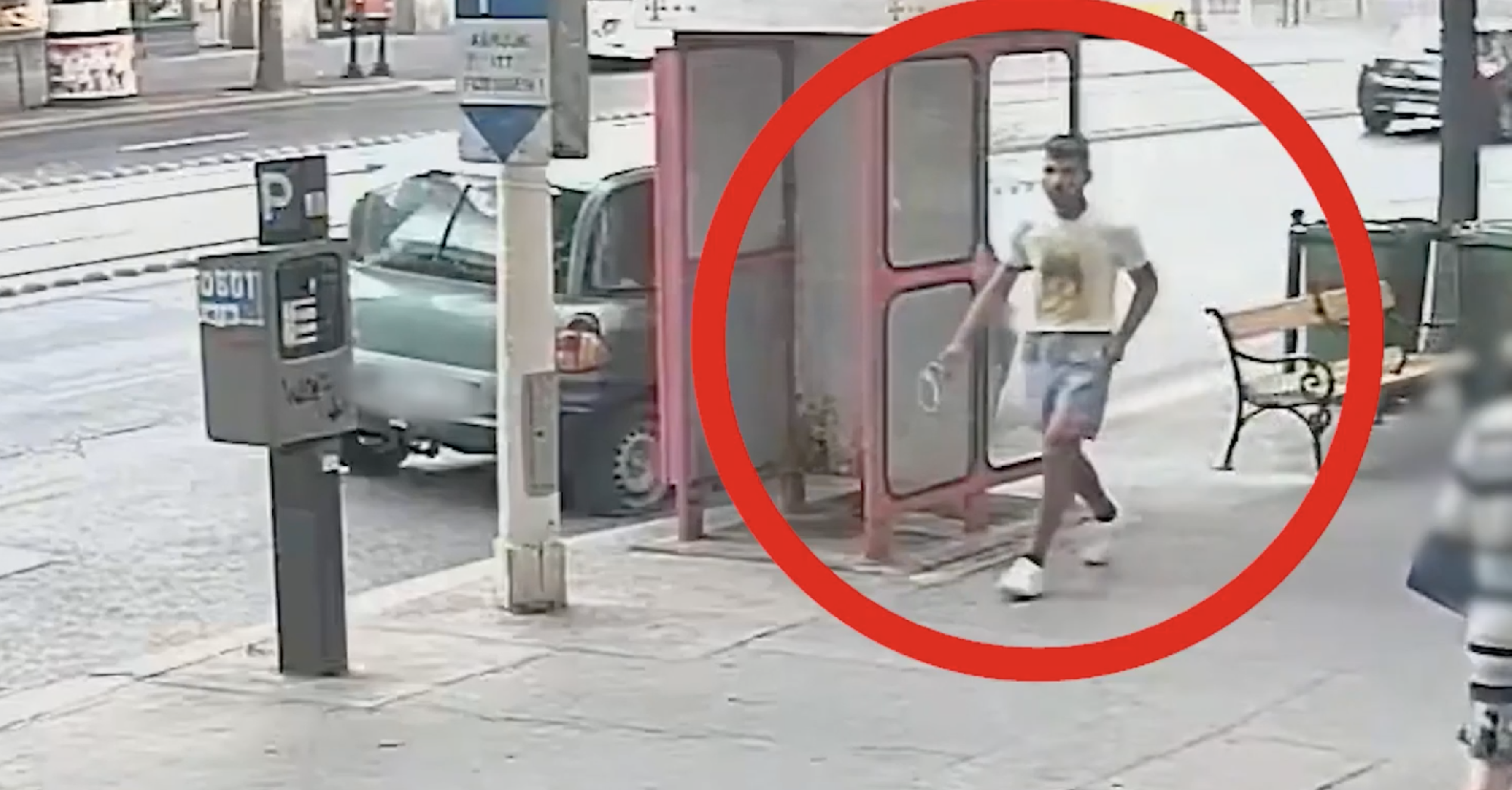 Keresik a férfit, aki felgyújtott egy parkoló autót a Teréz körúton