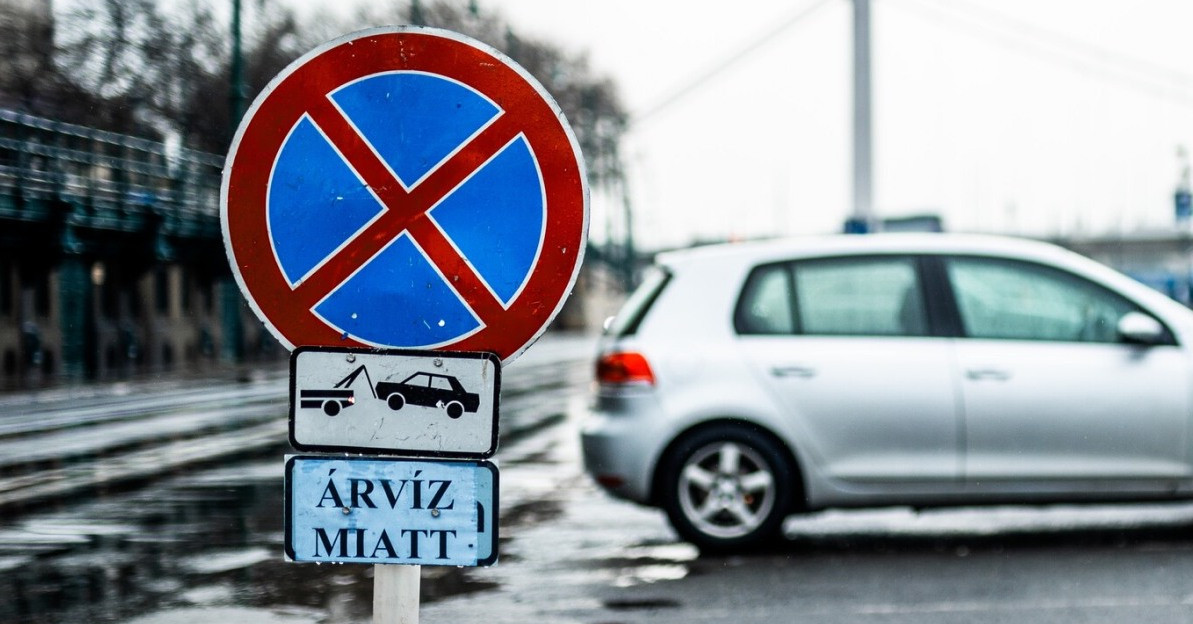 Tilos a parkolás a rakparton, árvízvédelmi készültség Budapesten