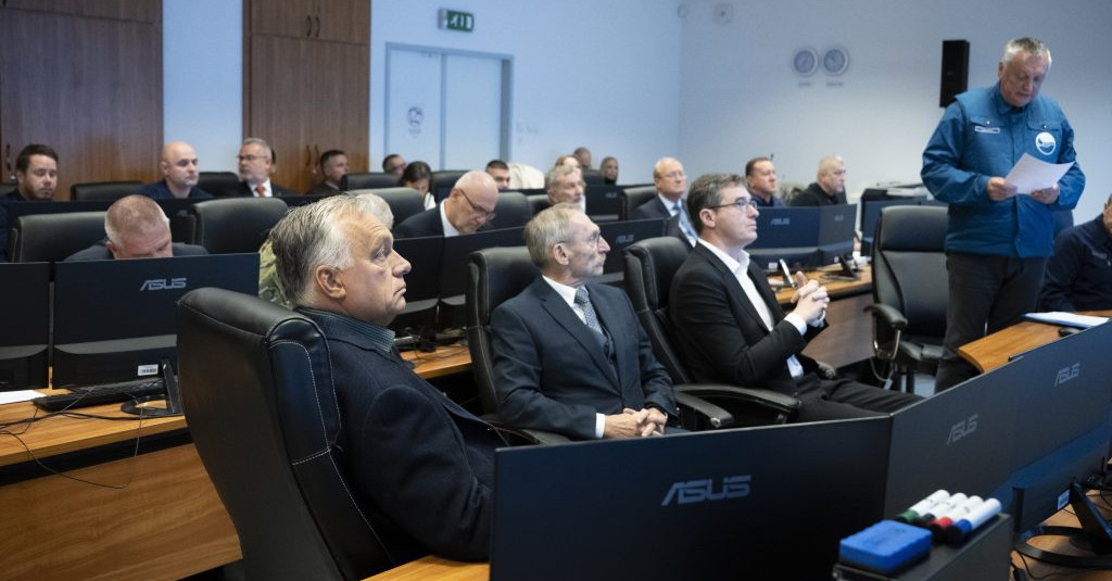Egy asztalhoz ültette az árvíz Orbánt, Pintért és Karácsonyt