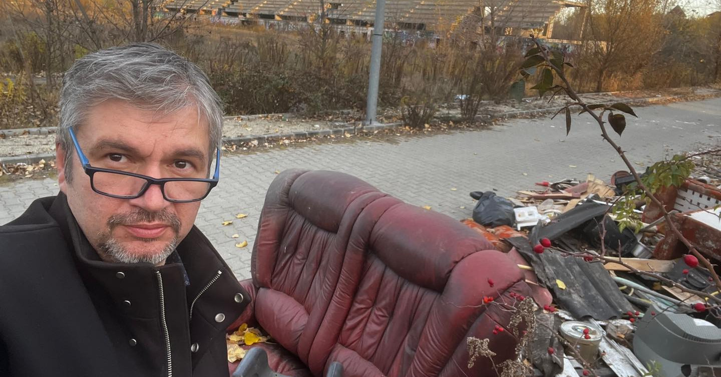 Illegális szeméttelep lett a félkész szigetszentmiklósi stadion parkolójából