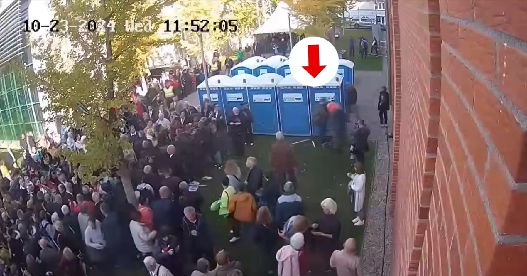 Videó: Egy tiltakozó tábla felmutatása miatt vittek el a TEK-esek egy férfit Orbán beszédénél
