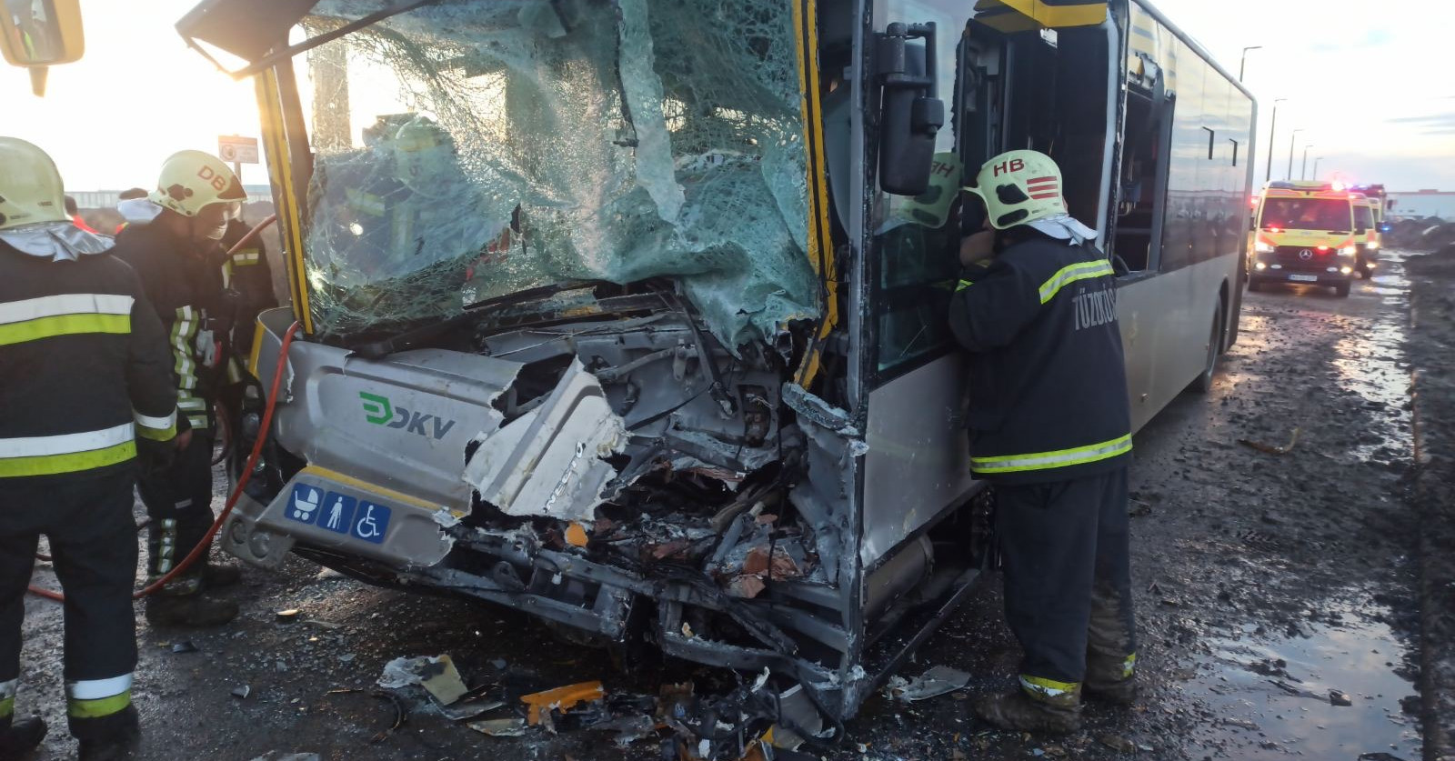 Összeütközött két busz Debrecenben, tizenkilencen megsérültek