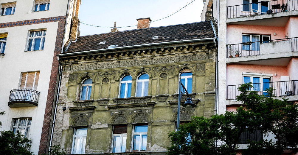 Mit lehet kezdeni az omladozó százéves belvárosi házakkal Budapesten?