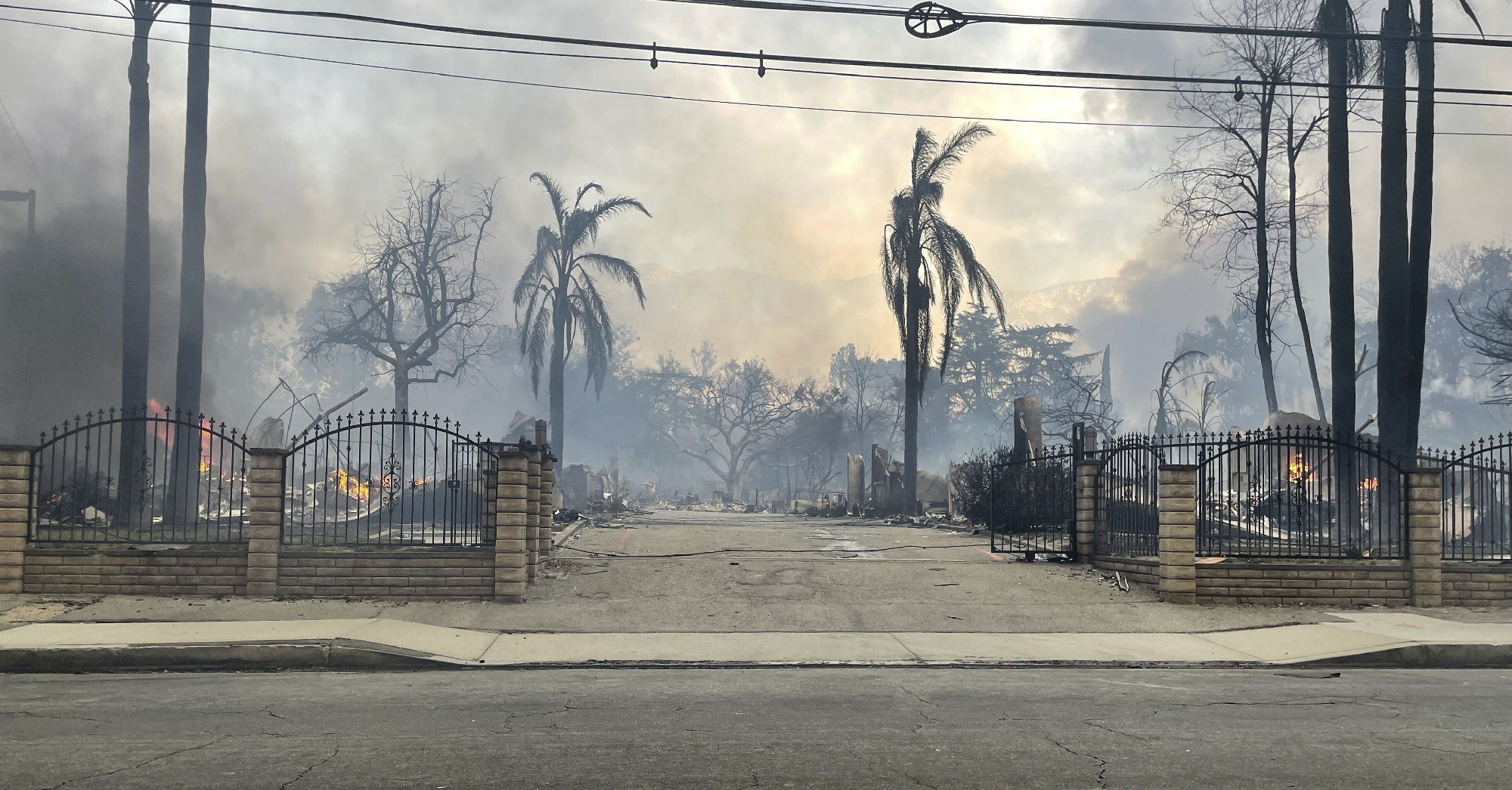 Már 11 halottja van a Los Angeles-i tűzvésznek