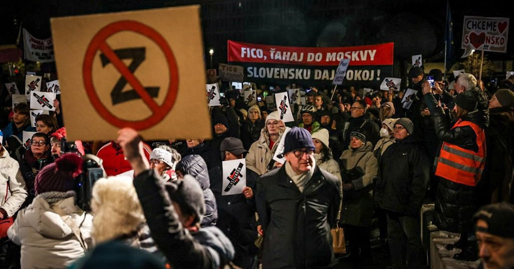 Több szlovák városban tüntettek Robert Fico oroszbarát politikája ellen