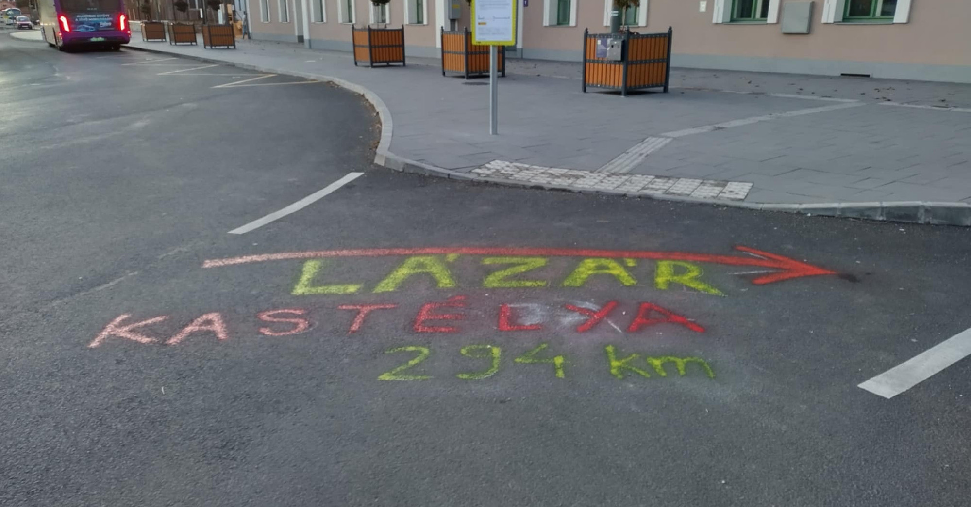 Már 30 vasútállomás környékén festették fel a kutyapártosok, hogy milyen messze van Lázár kastélya