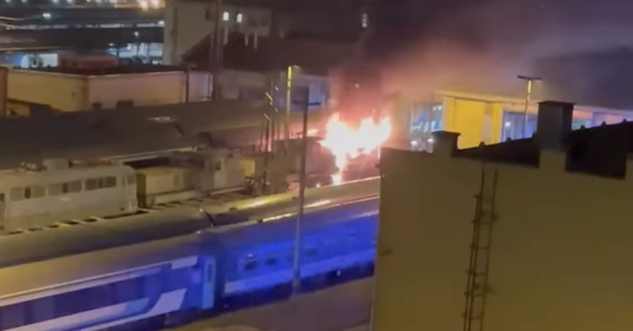 Füstmérgezést kapott egy vasutas, amikor vonatokat mentettek a Keletinél