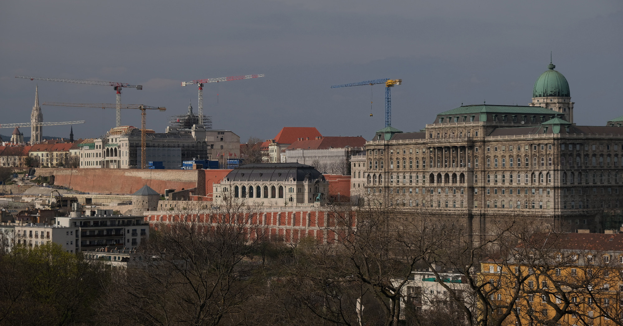 Vasbeton monstrumok, Patyomkin-műemlékek: így hazudják történelmi örökségnek a budai Várban felhúzott épületeket