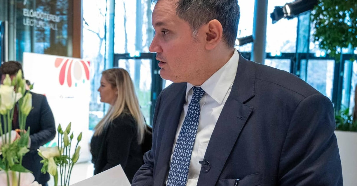 Szabad Európa: Tízmilliárd eurós hitelt akar felvenni a kormány