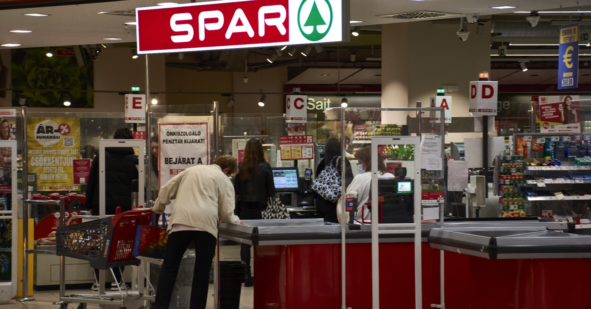 Rögzített árrést vezet be a kormány harminc alapvető élelmiszer esetében