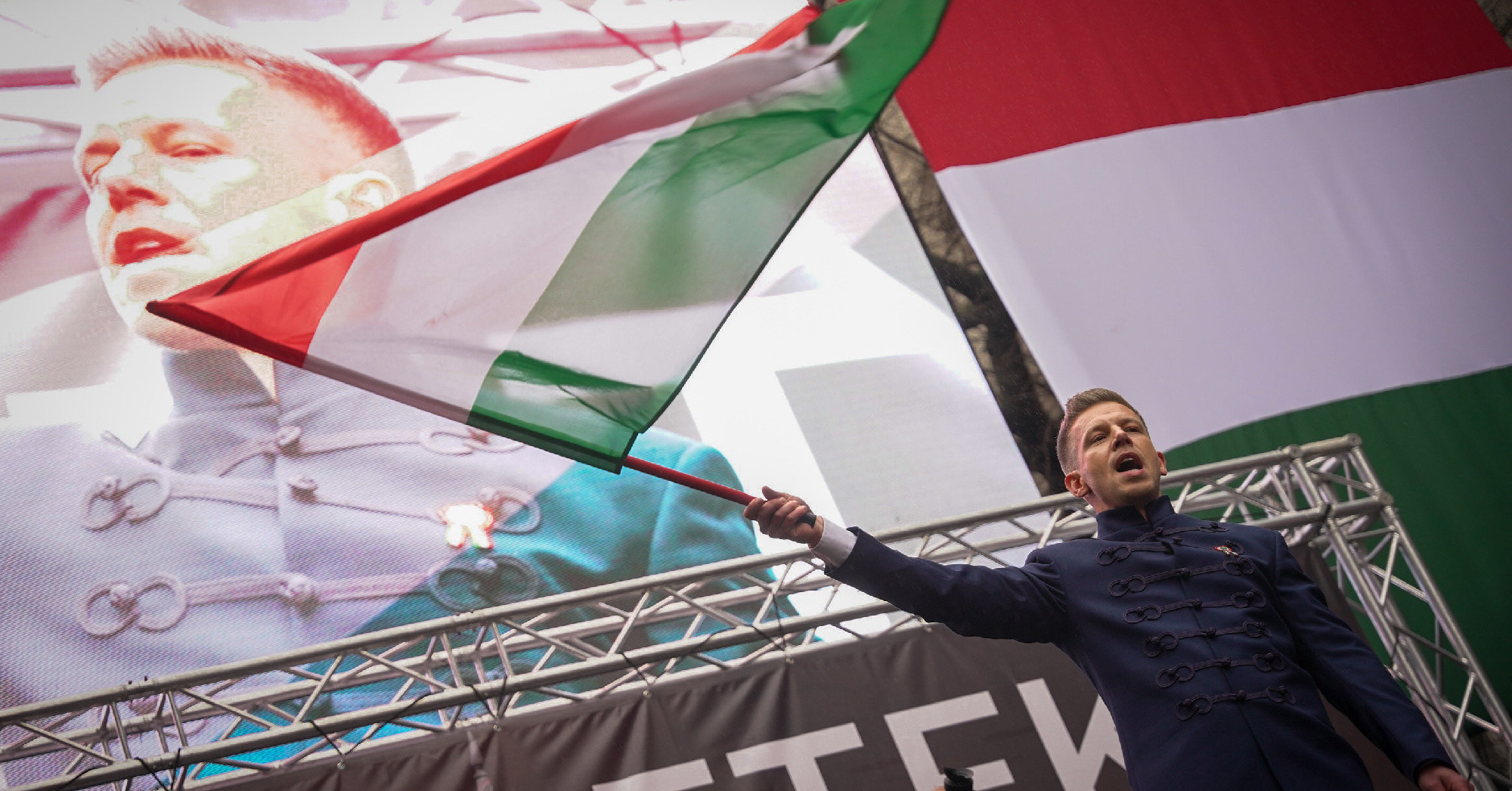 Magyar Péter ügyesen használja a Fidesz által kisajátított nemzeti szimbólumokat, de kérdéses, hogy vissza is tudja-e venni őket