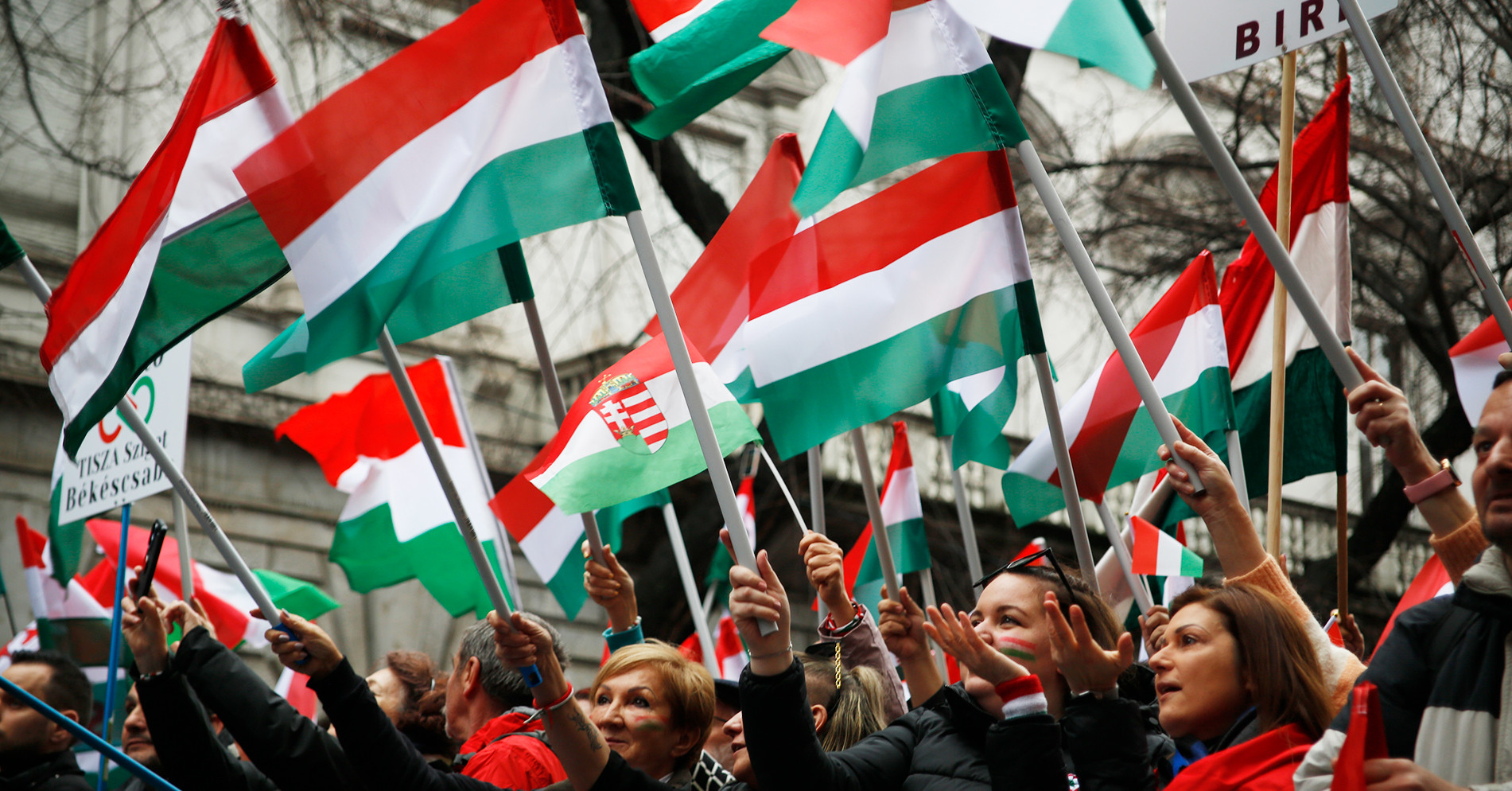 Megtelt az Andrássy út: Magyar Péter zsinóros kabátban érkezett a Tisza megemlékezésére