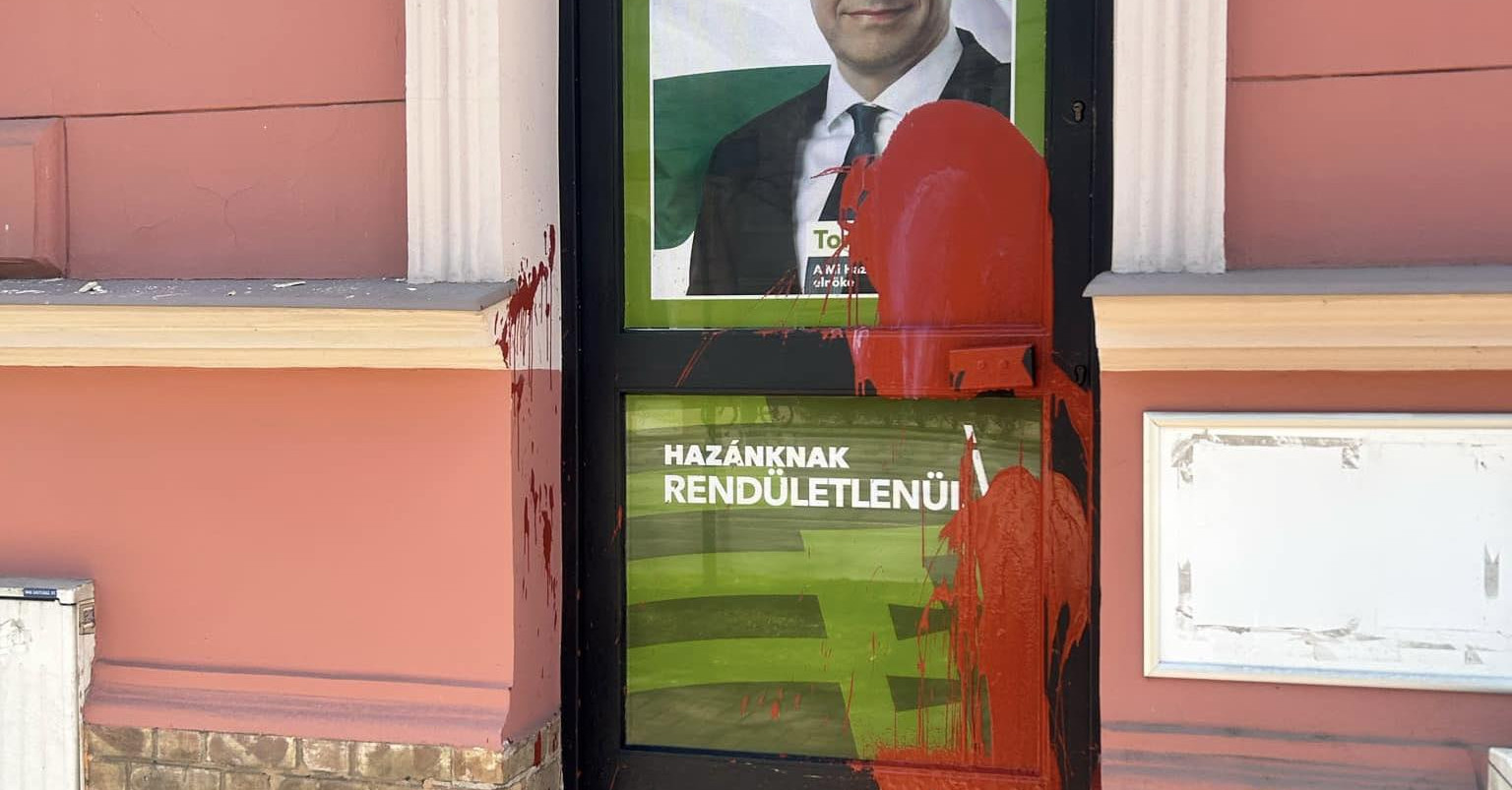 Felavatása előtt megrongálták a Mi Hazánk irodáját