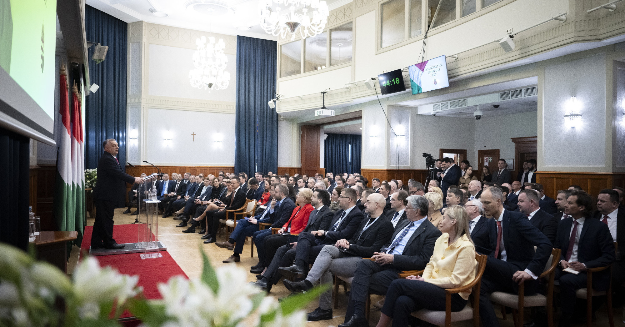 Orbán Viktor a „gazdasági és politikai áttörésről” tartott eligazítást a külügyminisztériumban