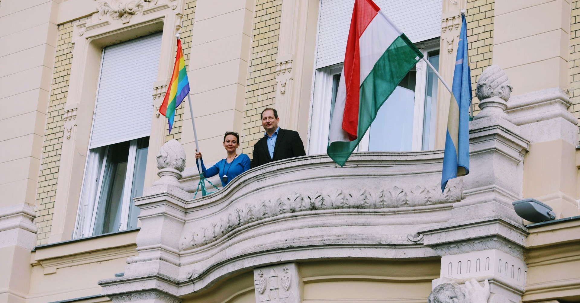 Óbudán és Kispesten is szivárványos zászló került a városházára