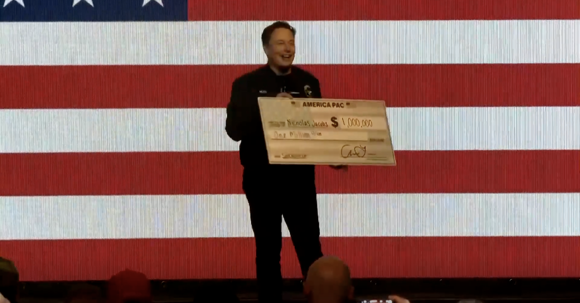 Elon Musk egymillió dolláros csekkeket osztogatott szavazóknak Wisconsinban