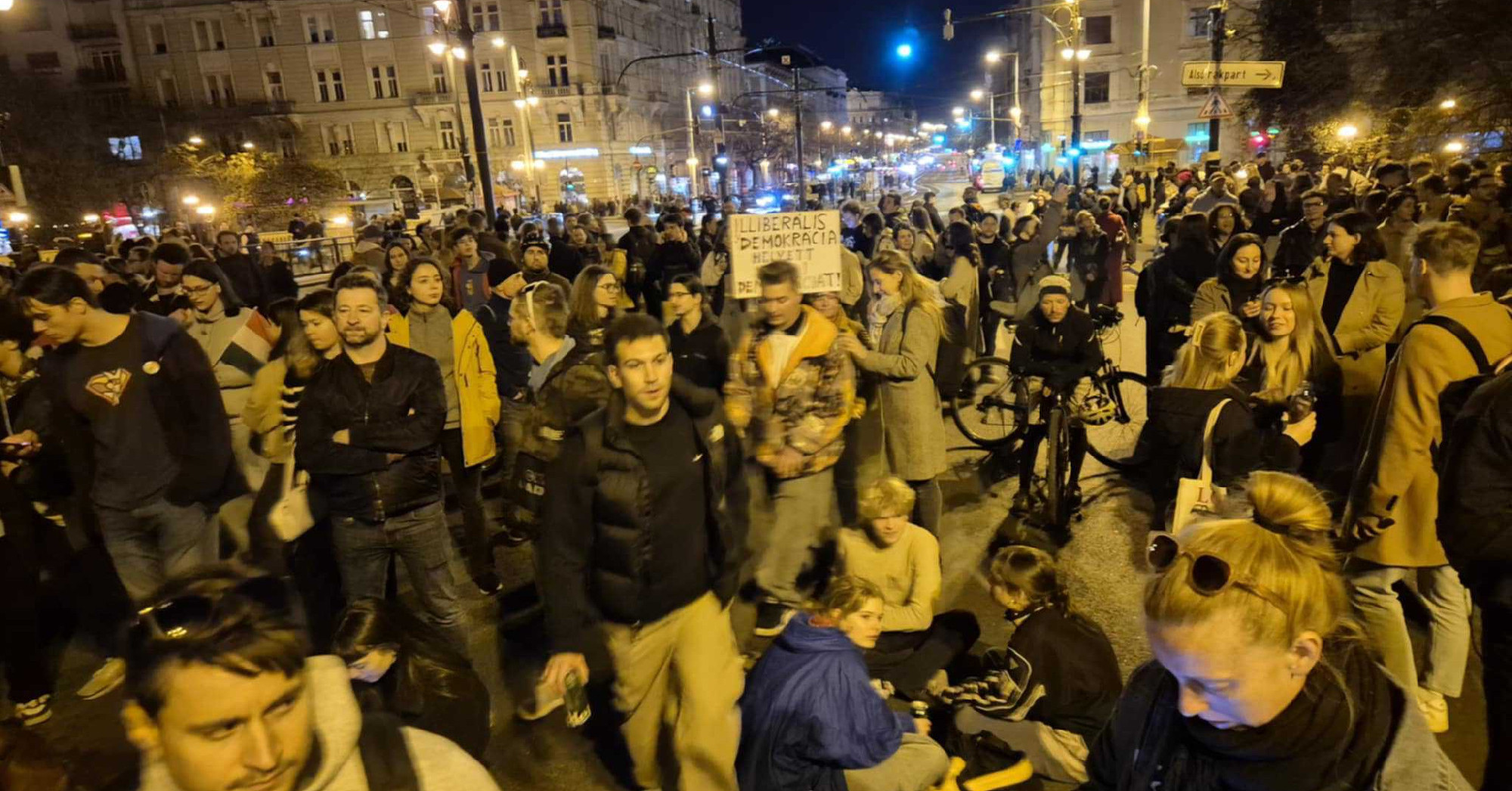 Négy hidat elfoglaltak a tüntetők Budapesten