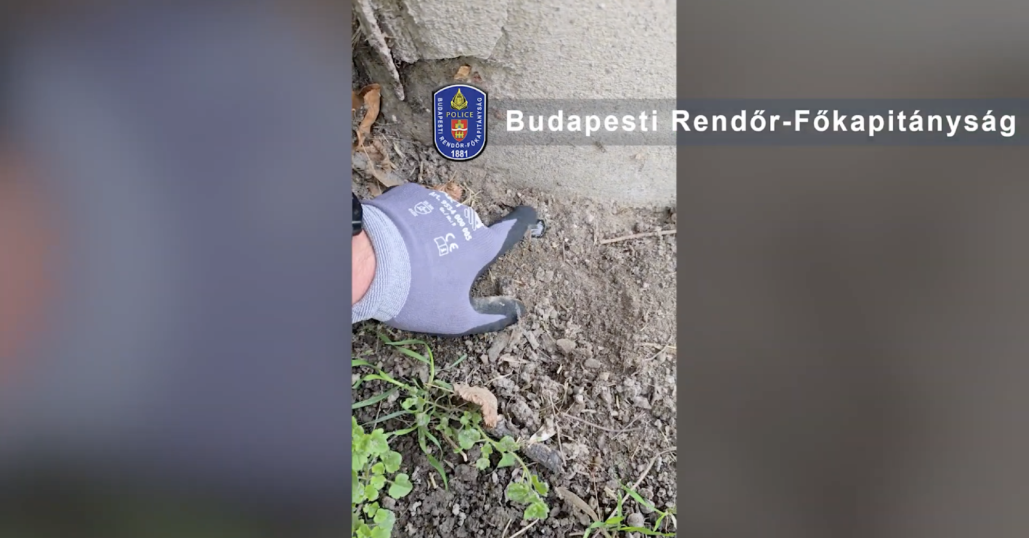 A rendőrség épülete előtt, evőkanállal ásta el az eladásra szánt drogot