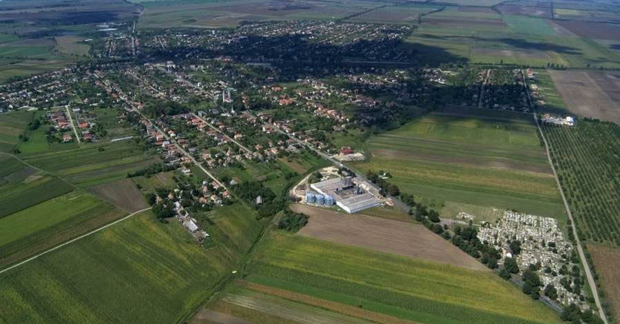 Kettészakadt Pusztaszabolcs, miután a fideszesek nekimentek egy helyi orvosnak