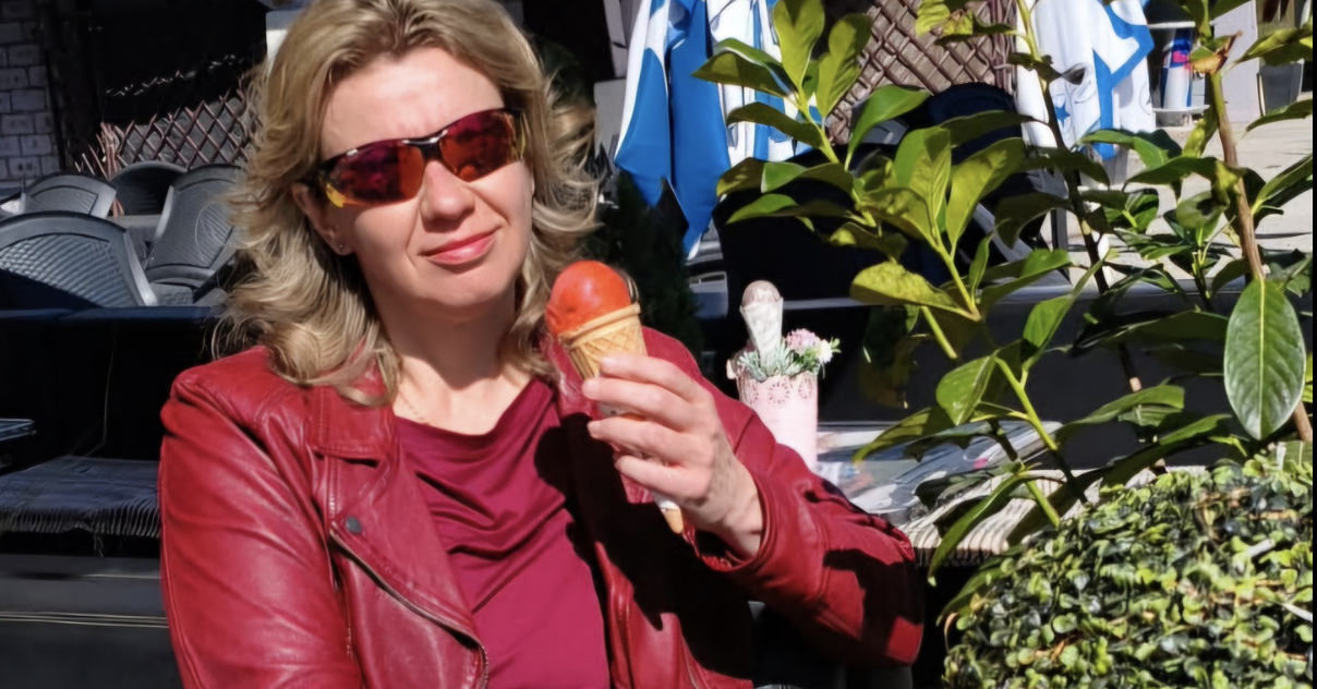 Kollár Kinga fagyizni ment, amíg Bayer Zsolték ellene tüntettek