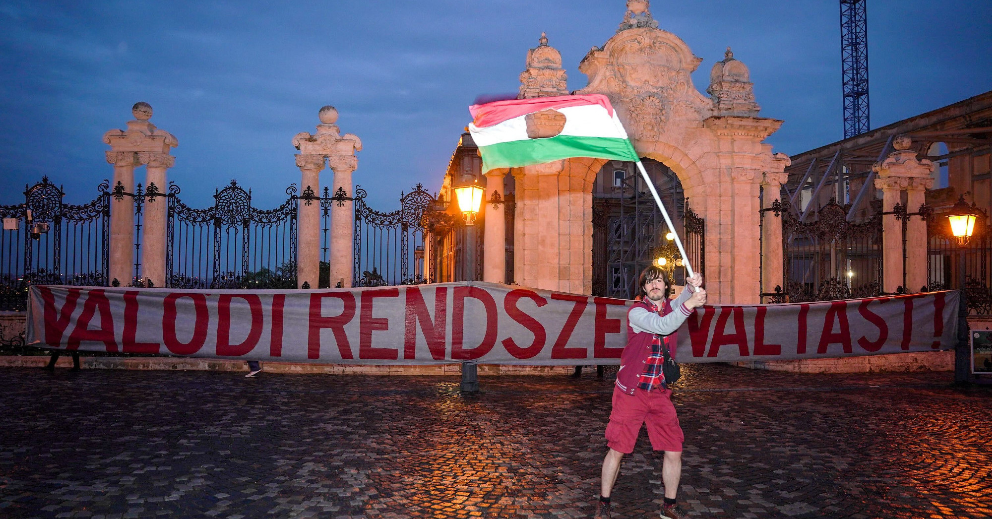 Hídfoglalás, vonulás és beszédek után a Várban kívánnak éjszakázni Hadházyék
