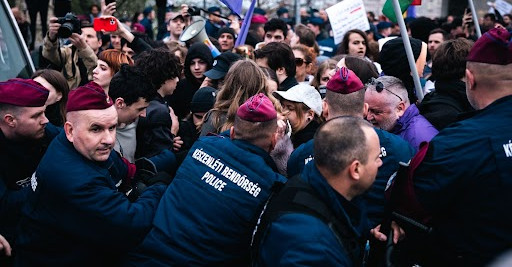 A momentumos Bedő Dávid durvuló intézkedésekről posztolt, a BRFK szerint viszont a tüntetők hergelik a rendőröket