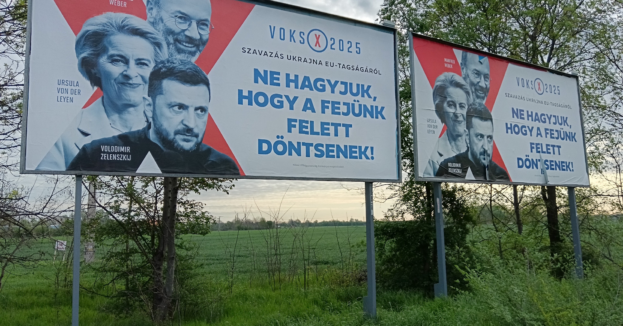 Kettesével rakják ki a kormány óriásplakátjait