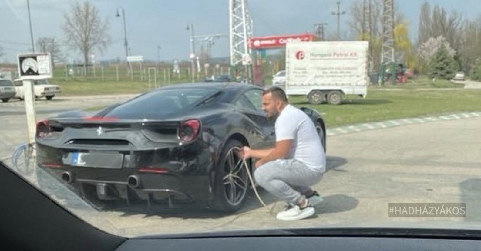 Ifjabb Mészáros Lőrinc a felcsúti benzinkúton pumpálta egy Ferrari gumiját