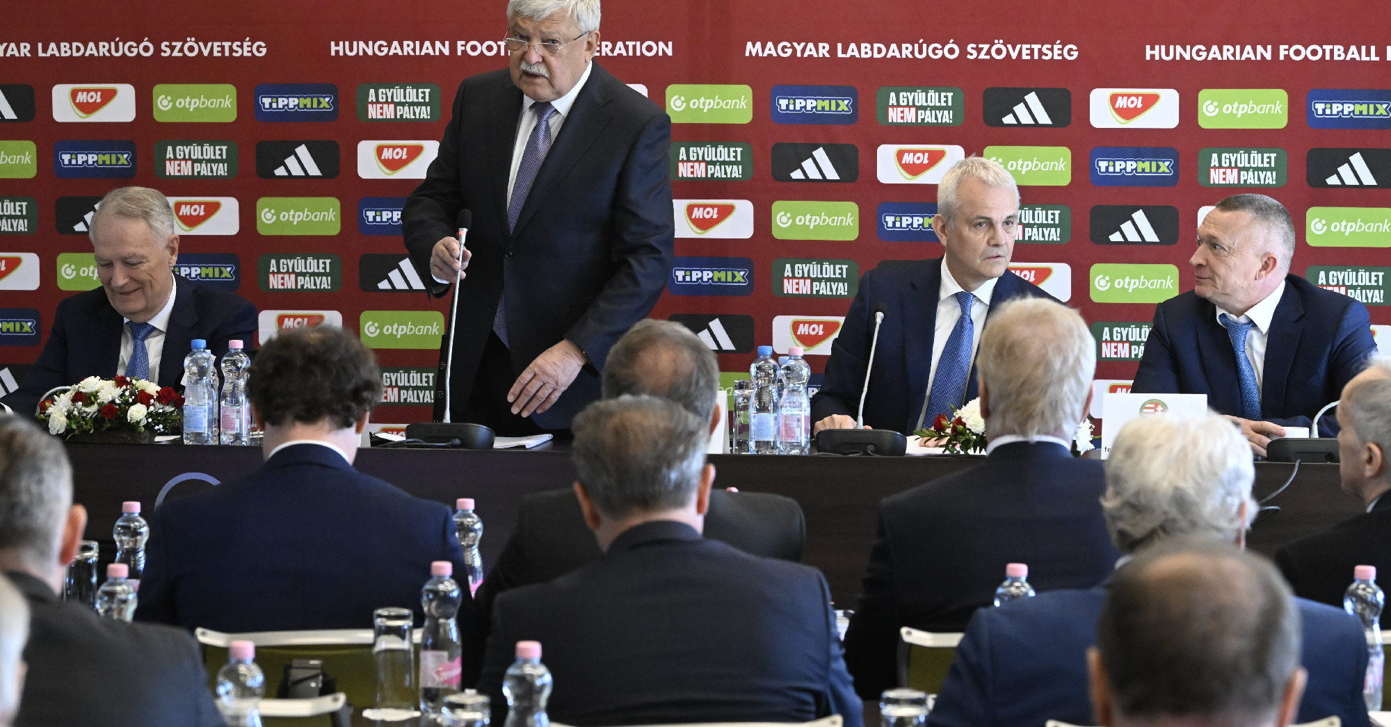 Egy vagyonért konzerválja a focinihilt az MLSZ